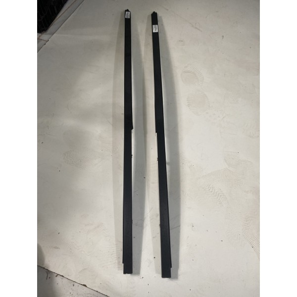 Guia Vidro Porta Dianteira Esquerda Renault Master 2014/22 Preto